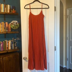 Beautiful pleated dress with side slits!